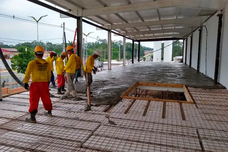 Equipe técnica em obra