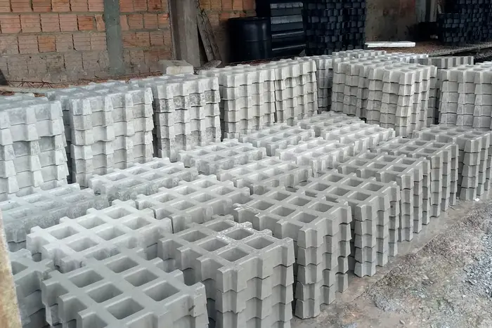 Concregrama, meio-fio, pavers e mourão