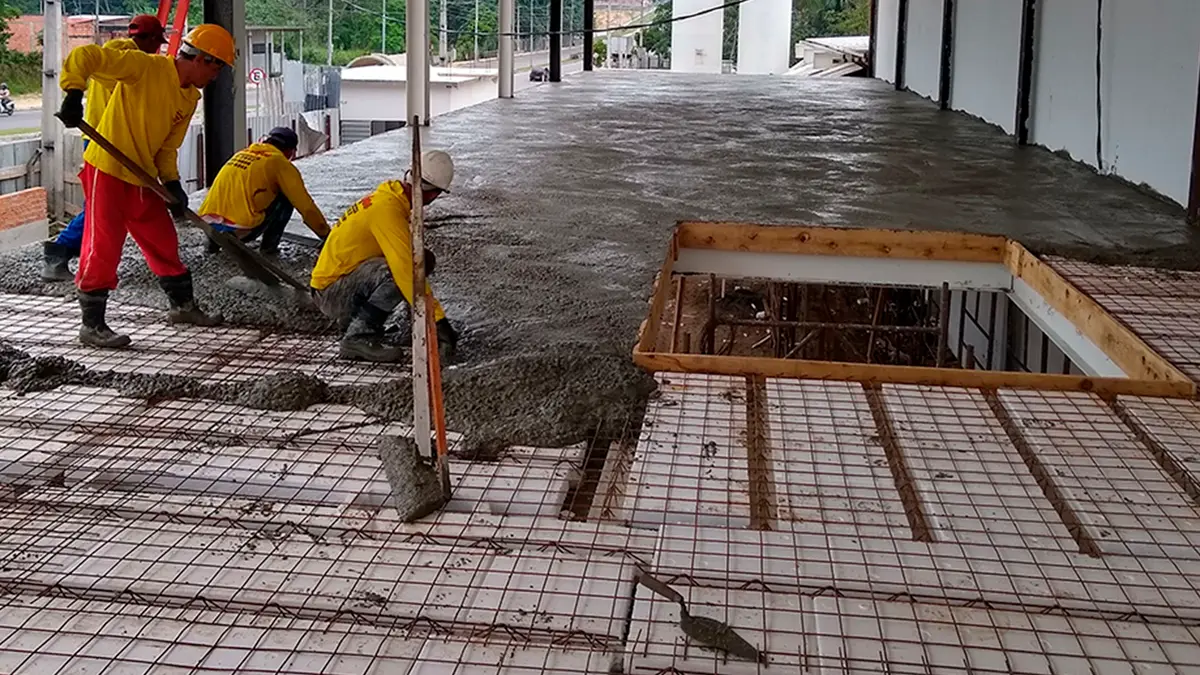 Laje pré-moldada sendo concretada